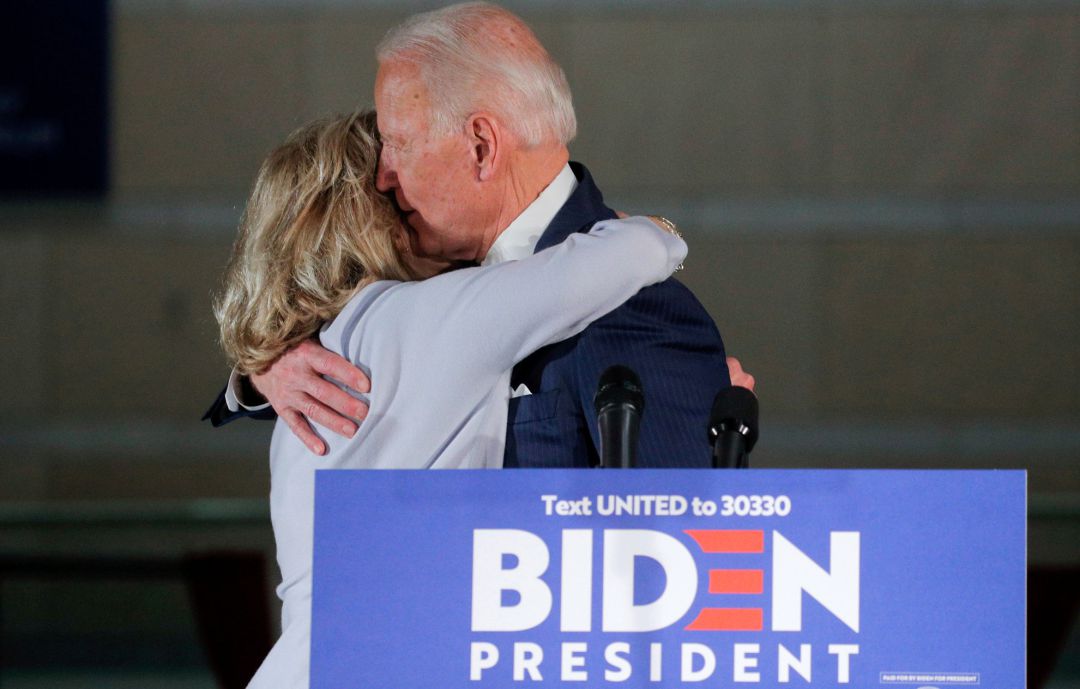 El candidato en las primarias demócratas a la Presidencia de EEUU Joe Biden abraza su mujer. El candidato en las primarias demócratas a la Presidencia de EEUU Joe Biden abraza su mujer.