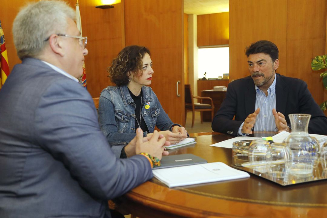 Momento de la reunión del alcalde, Luis Barcala, y el edil de Fiestas, Antonio Manresa, con la presidenta de la Federació de Fogueres, Toñi Martín-Zarco Momento de la reunión del alcalde, Luis Barcala, y el edil de Fiestas, Antonio Manresa, con la presidenta de la Federació de Fogueres, Toñi Martín-Zarco