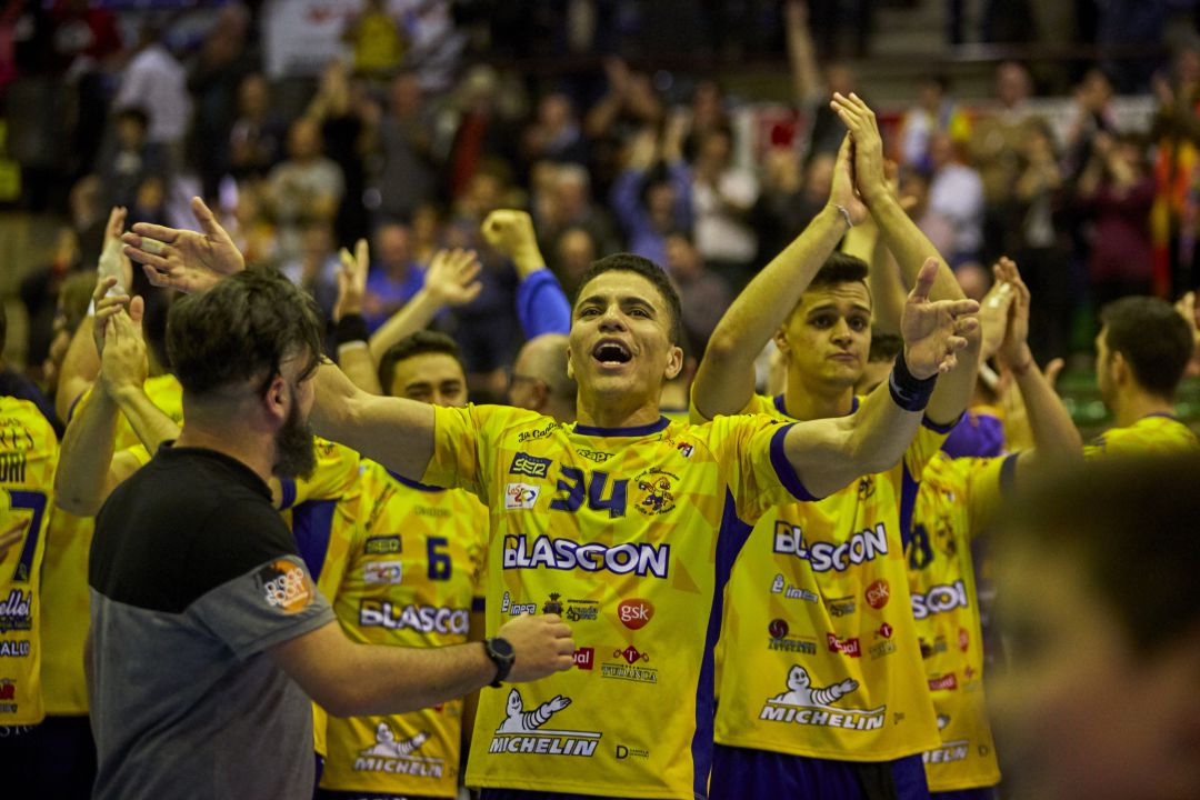 El brasileño celebra con la afición amarilla uno de los triunfos del equipo esta temporada en el Príncipe de Asturias. El brasileño celebra con la afición amarilla uno de los triunfos del equipo esta temporada en el Príncipe de Asturias.