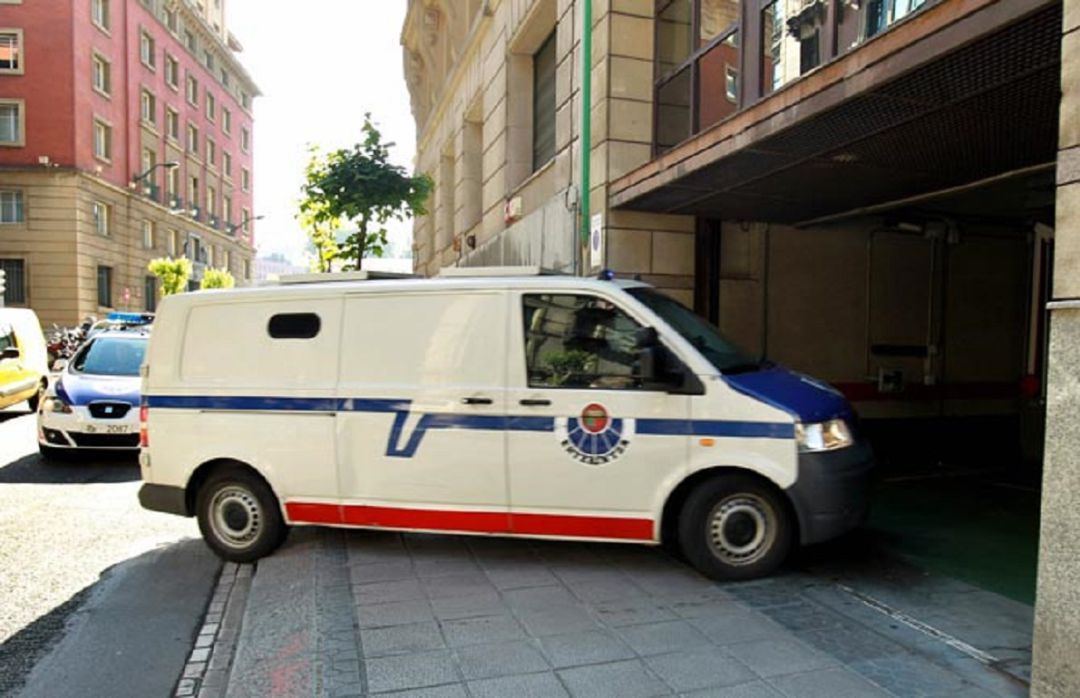 Este último caso se refiere a un agente que estaba ya aislado por la sospecha de que pudiera estar infectado y, en principio, no había tenido contacto directo con el primer agente que dio positivo. Este último caso se refiere a un agente que estaba ya aislado por la sospecha de que pudiera estar infectado y, en principio, no había tenido contacto directo con el primer agente que dio positivo.