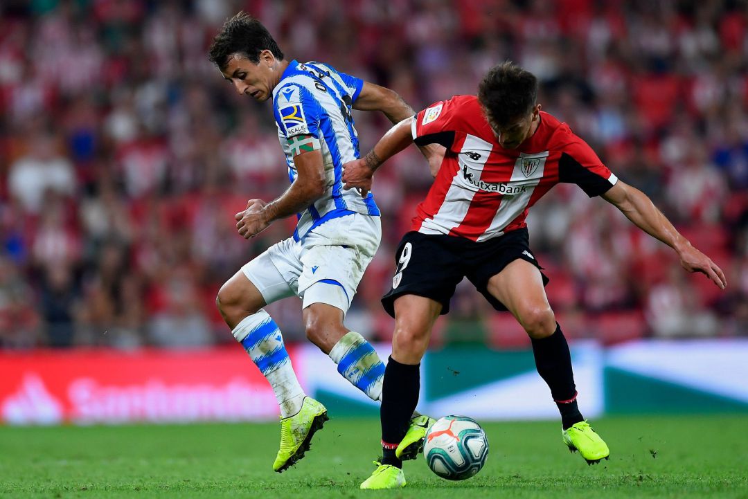 Mikel Oyarzabal e Ibai Gómez disputan un balón en uno de los derbis disputados esta temporada Mikel Oyarzabal e Ibai Gómez disputan un balón en uno de los derbis disputados esta temporada