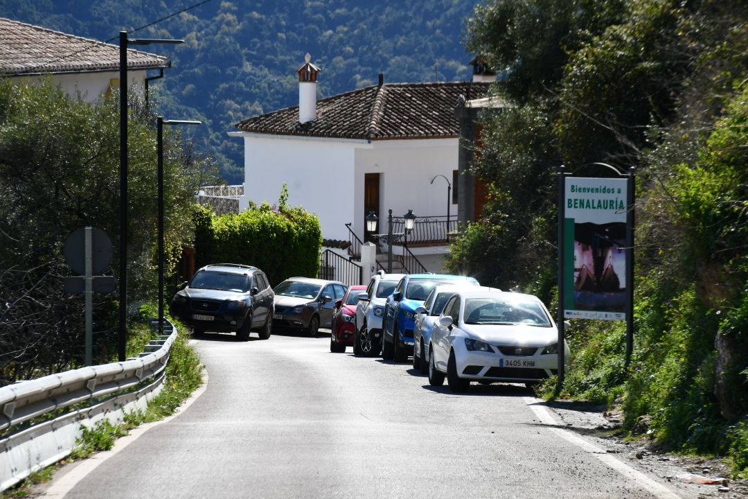 Las obras propiciarán igualmente el estacionamiento de vehículos en el arcén evitando complicaciones para la circulación en ambos sentidos Las obras propiciarán igualmente el estacionamiento de vehículos en el arcén evitando complicaciones para la circulación en ambos sentidos