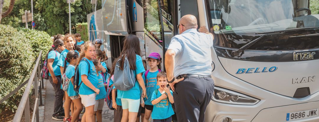 Grupo de escolares subiendo a un autobus Grupo de escolares subiendo a un autobus