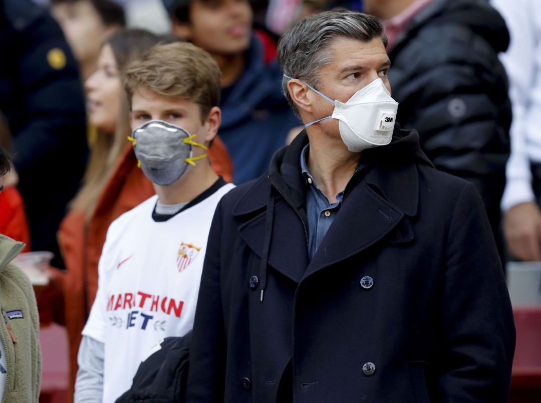 Aficionados acuden con mascarillas al reciente partido entre el Atlético de Madrid y el Sevilla en el Estadio Wanda Metropolitano en Madrid Aficionados acuden con mascarillas al reciente partido entre el Atlético de Madrid y el Sevilla en el Estadio Wanda Metropolitano en Madrid