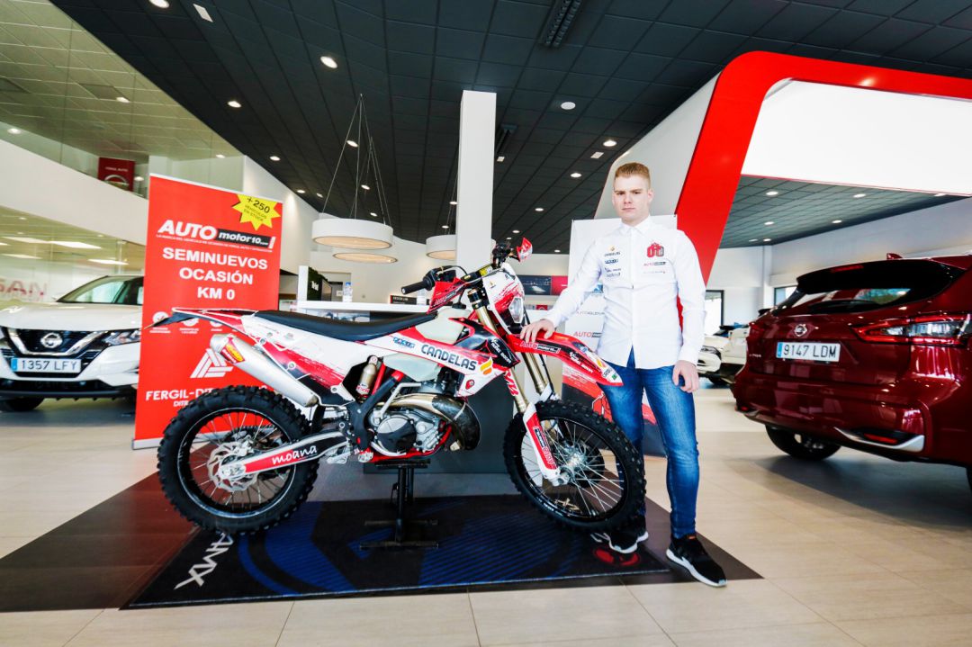 Yago Armesto junto a su moto Yago Armesto junto a su moto