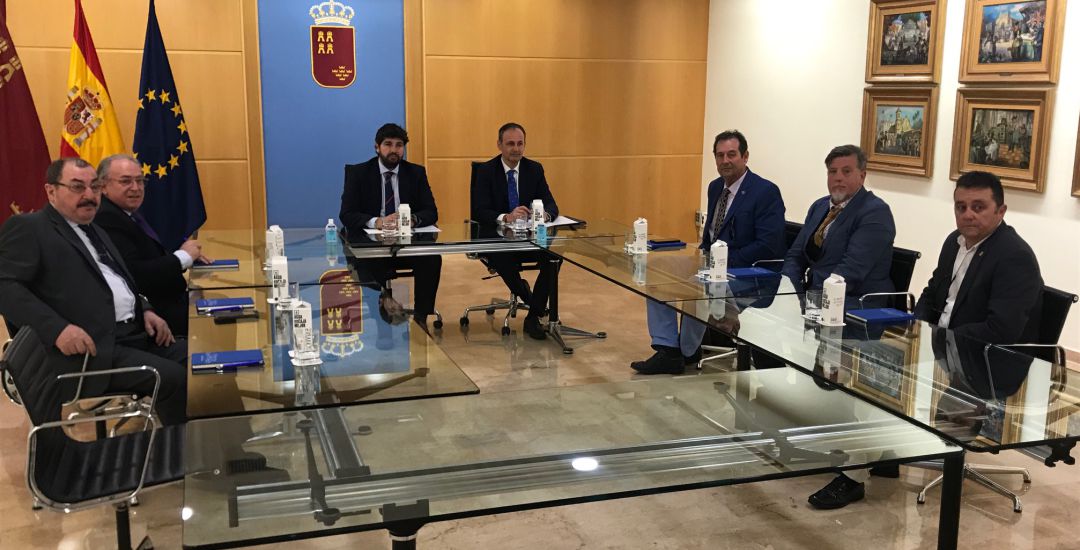 El presidente de la comunidad autónoma ha recibido en San Esteban a los representantes de tres asociaciones de víctimas del terrorismo El presidente de la comunidad autónoma ha recibido en San Esteban a los representantes de tres asociaciones de víctimas del terrorismo