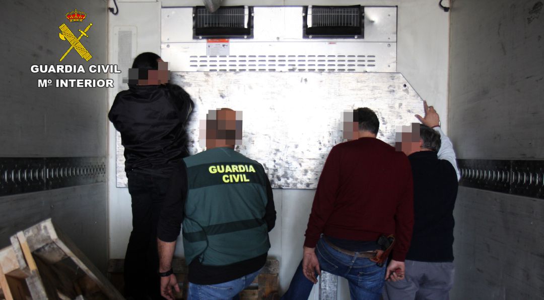 Los agentes desmontan la zona del equipo de refrigeración del remolque del camión en el que fue encontrada la droga Los agentes desmontan la zona del equipo de refrigeración del remolque del camión en el que fue encontrada la droga