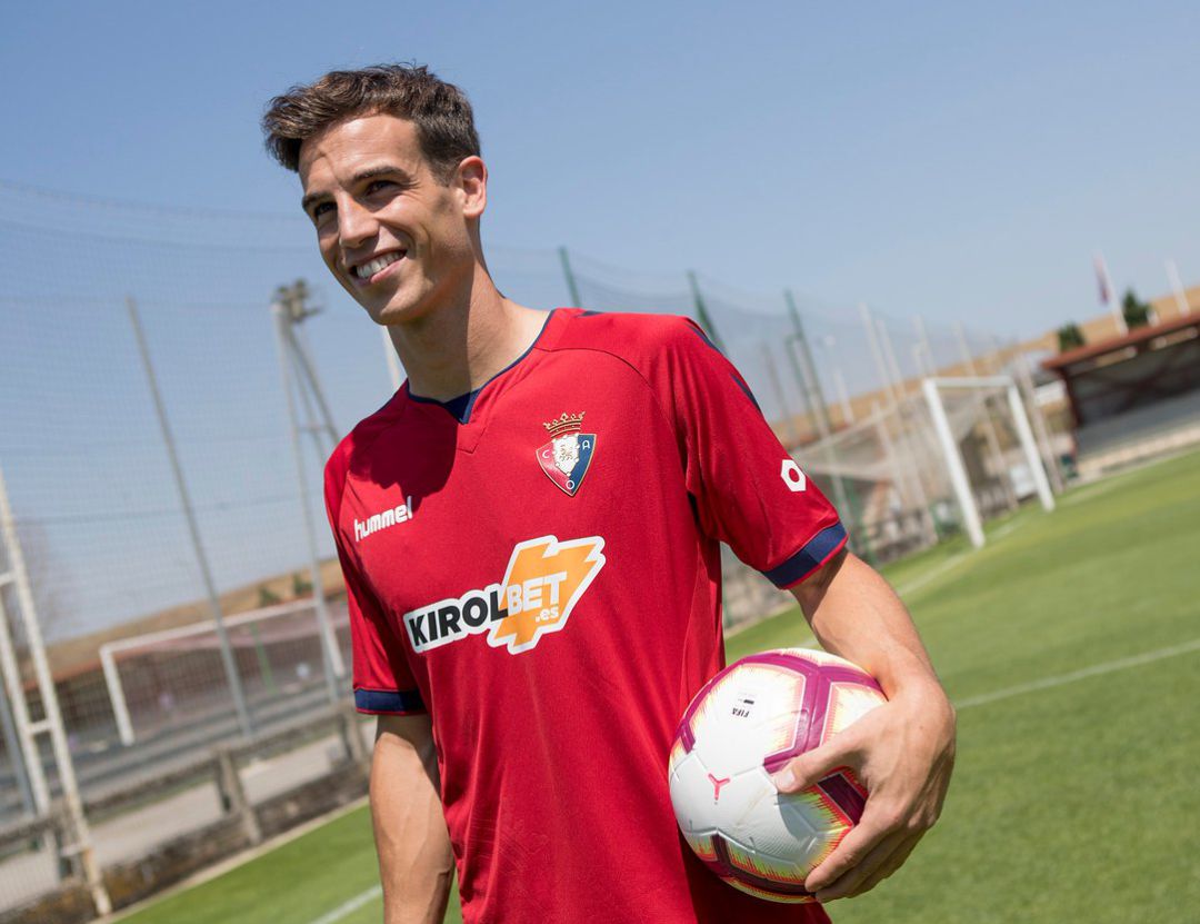Iñigo Pérez en su presentación como jugador de Osasuna Iñigo Pérez en su presentación como jugador de Osasuna