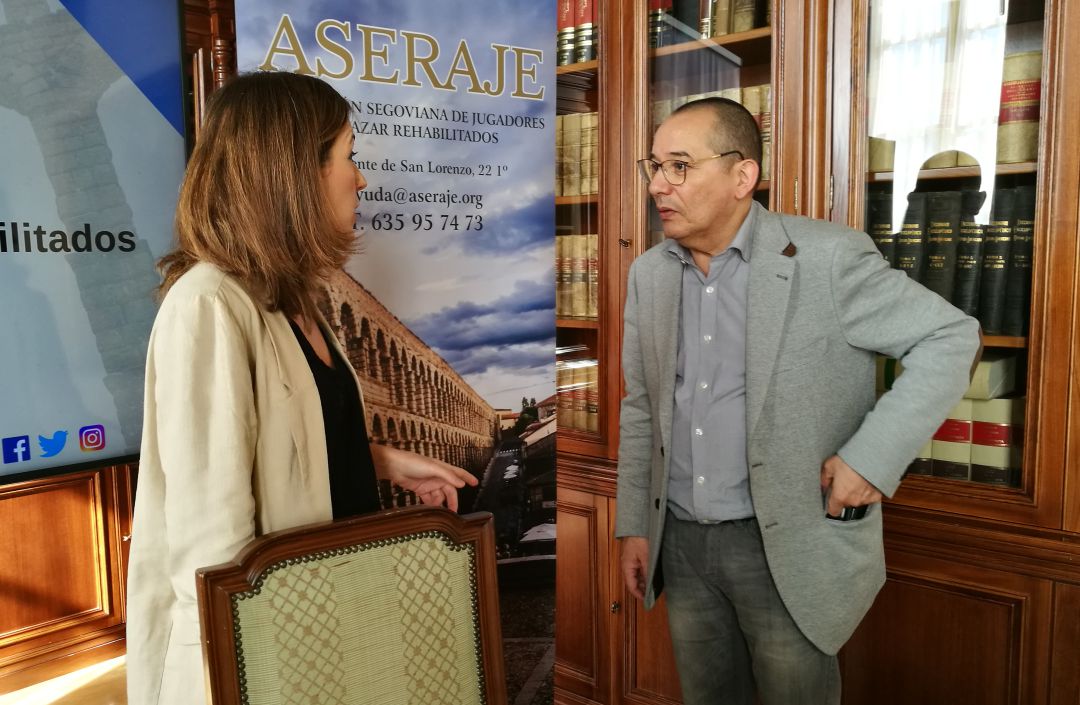 La concejala de Servicios Sociales Ana Peñalosa junto a Ángel Aranzana presidente de ASEJARE La concejala de Servicios Sociales Ana Peñalosa junto a Ángel Aranzana presidente de ASEJARE
