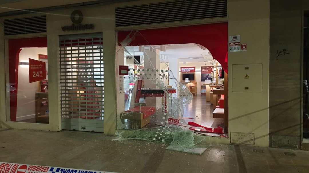 Tienda Vodafone en la calle Obispo Cobos tras el robo Tienda Vodafone en la calle Obispo Cobos tras el robo