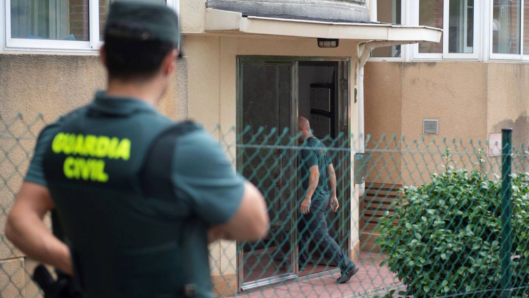 Una joven detenida tras el hallazgo ayer tarde de un bebé de pocas horas semienterrado. Una joven detenida tras el hallazgo ayer tarde de un bebé de pocas horas semienterrado.