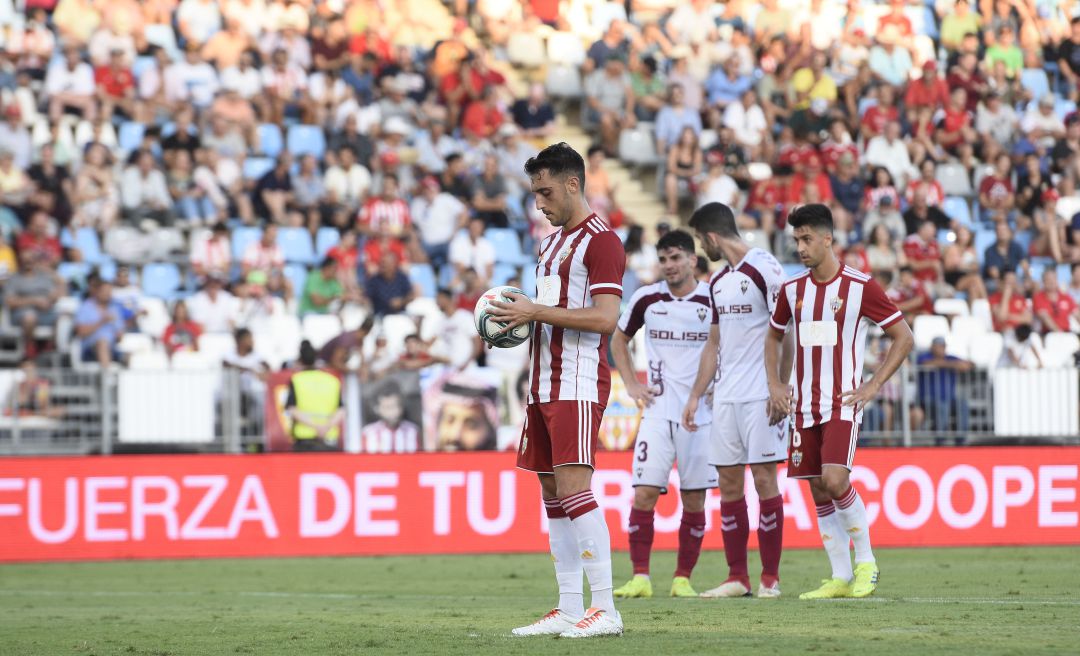 Sergio Aguza lanzando un penalti contra el Albacete. Sergio Aguza lanzando un penalti contra el Albacete.