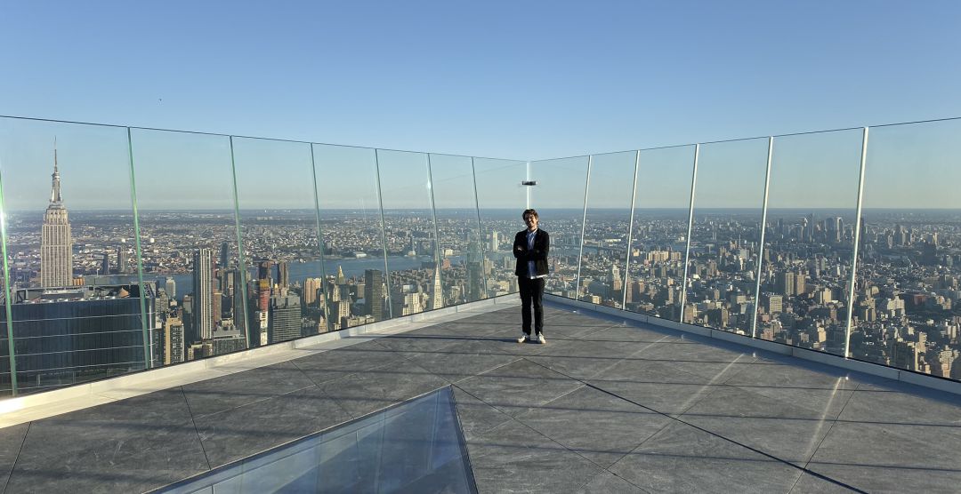 Carlos García en el mirador del rascacielos 30 Hudson Yards en Nueva York que se ha inaugurado este 11 de marzo. Carlos García en el mirador del rascacielos 30 Hudson Yards en Nueva York que se ha inaugurado este 11 de marzo.