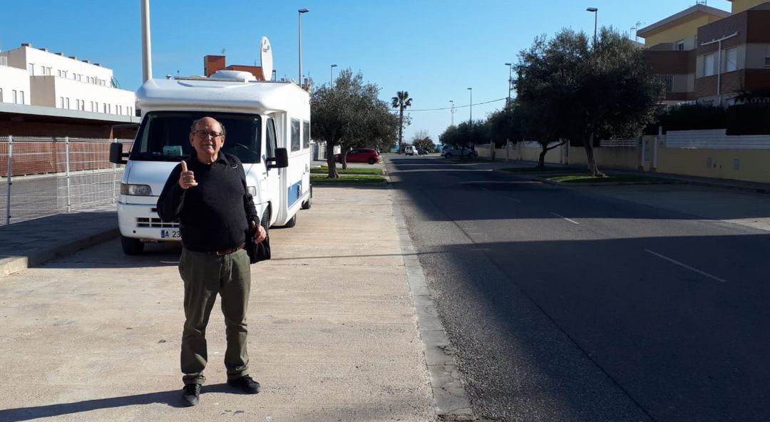 César Simarro con su autocaravana. César Simarro con su autocaravana.