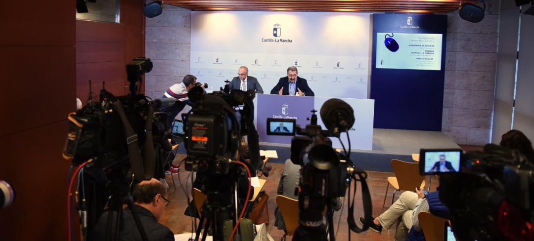 El consejero de Sanidad, Jesús Fernández (d), en la rueda de prensa de este miércoles El consejero de Sanidad, Jesús Fernández (d), en la rueda de prensa de este miércoles