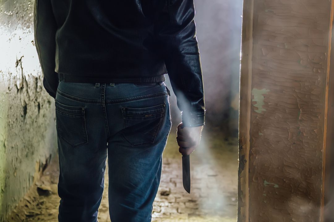 Un hombre con un cuchillo en la mano. Un hombre con un cuchillo en la mano.
