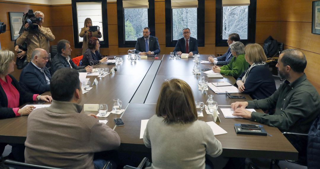 Reunión entre Principado y ayuntamientos para coordinar medidas. Reunión entre Principado y ayuntamientos para coordinar medidas.