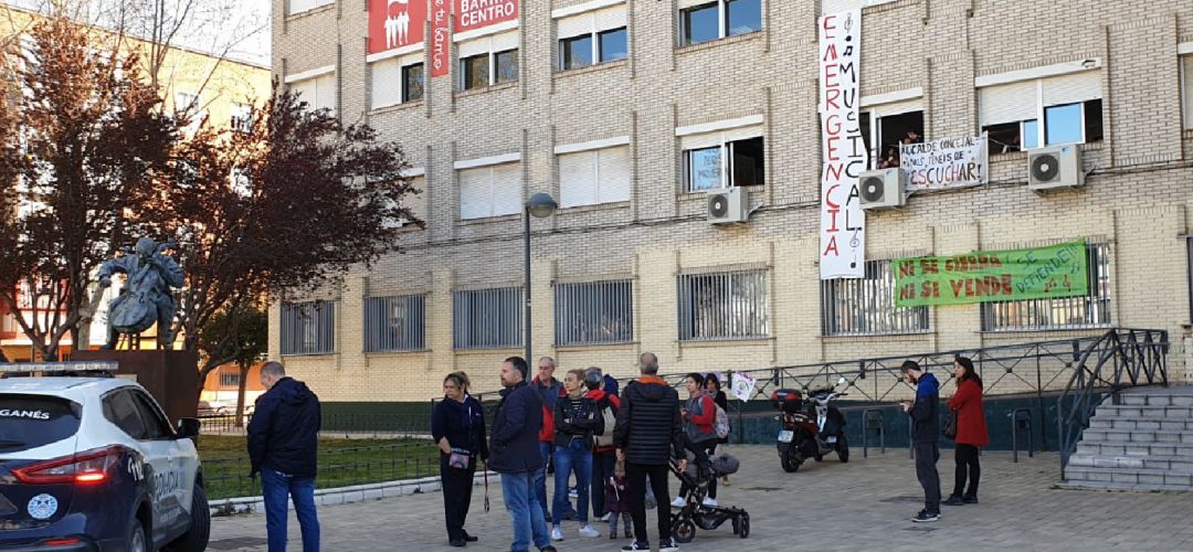 Un coche policial a las puertas del conservatorio de Leganés Un coche policial a las puertas del conservatorio de Leganés