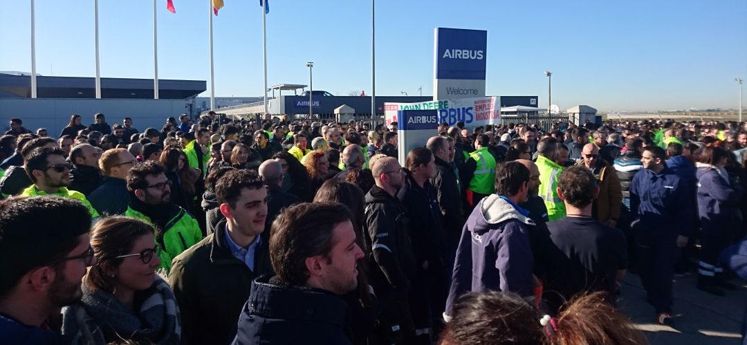 Trabajadores de Airbus concentrados ante la sede de Getafe protestando por los despidos recientemente anunciados. Trabajadores de Airbus concentrados ante la sede de Getafe protestando por los despidos recientemente anunciados.