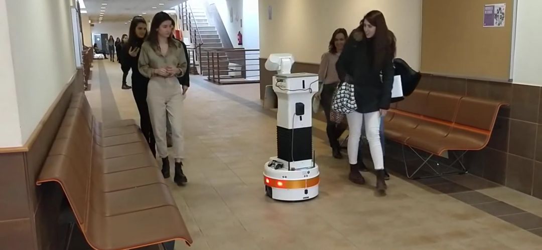 La prueba con el robot Tiago se desarrollo por los pasilos de la Escuela Técnica Superior de Ingeniería de Telecomunicaciones de la URJC, en Fuenlabrada. La prueba con el robot Tiago se desarrollo por los pasilos de la Escuela Técnica Superior de Ingeniería de Telecomunicaciones de la URJC, en Fuenlabrada.