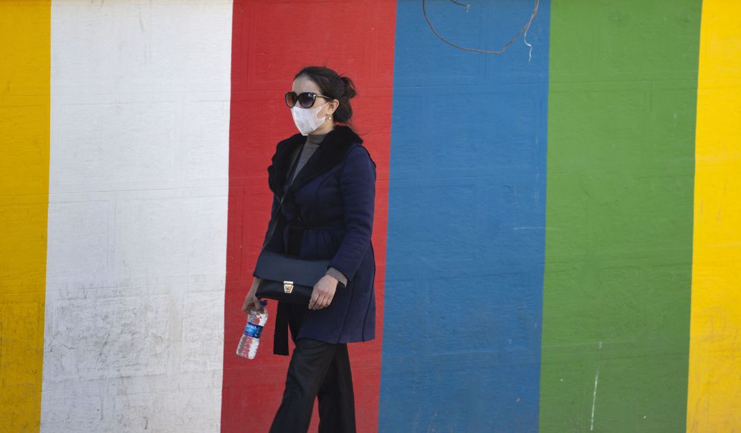 Una mujer con mascarilla, en Turquía. Una mujer con mascarilla, en Turquía.