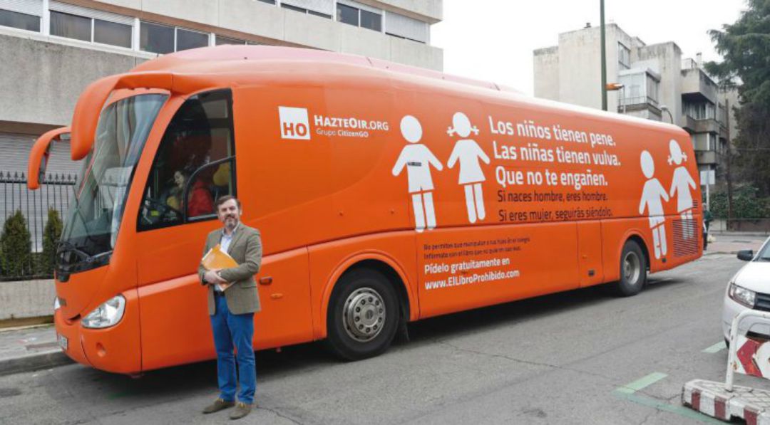El autobús de la campaña polémica de HazteOir El autobús de la campaña polémica de HazteOir
