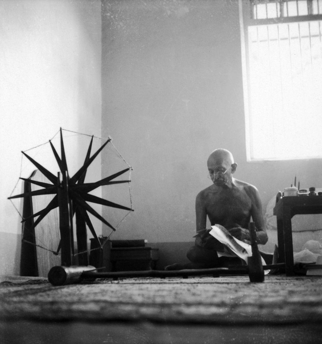 El dirigente indio Mahatma Gandhi leyendo en el suelo El dirigente indio Mahatma Gandhi leyendo en el suelo