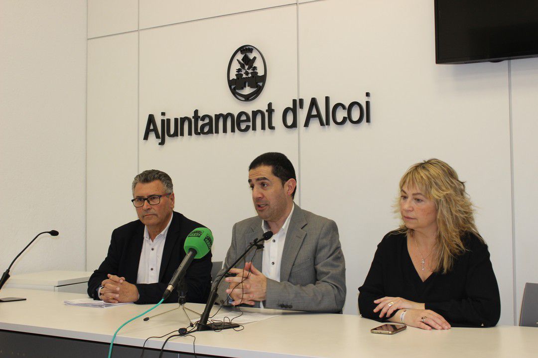 El alcalde, Antonio Francés, acompañado por Miguel Juan Reig, edil de Deportes y Salud Pública, y Carolina Ortiz, titular de Fiestas y Personas Mayores. El alcalde, Antonio Francés, acompañado por Miguel Juan Reig, edil de Deportes y Salud Pública, y Carolina Ortiz, titular de Fiestas y Personas Mayores.
