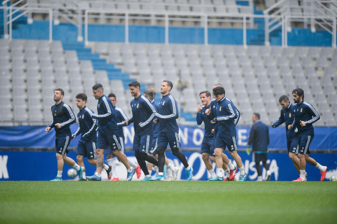 Varios jugadores ejercitándose en el Carlos Tartiere Varios jugadores ejercitándose en el Carlos Tartiere