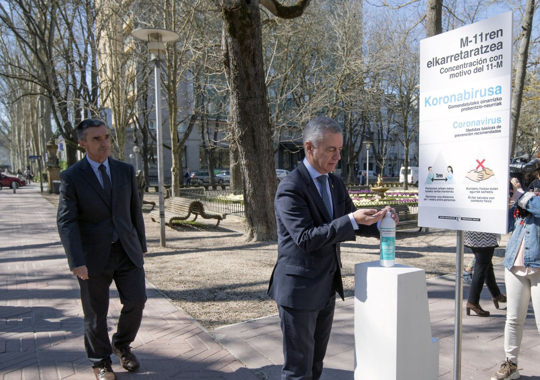 El lehendakari, Iñigo Urkullu, utiliza gel desinfectante en la concentración por el 'Día Europeo de las Víctimas del Terrorismo', celebrada en Vitoria. El lehendakari, Iñigo Urkullu, utiliza gel desinfectante en la concentración por el 'Día Europeo de las Víctimas del Terrorismo', celebrada en Vitoria.