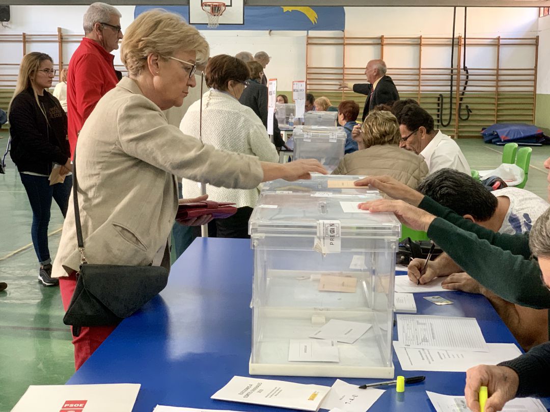 Mujer ejerciendo su derecho al voto Mujer ejerciendo su derecho al voto