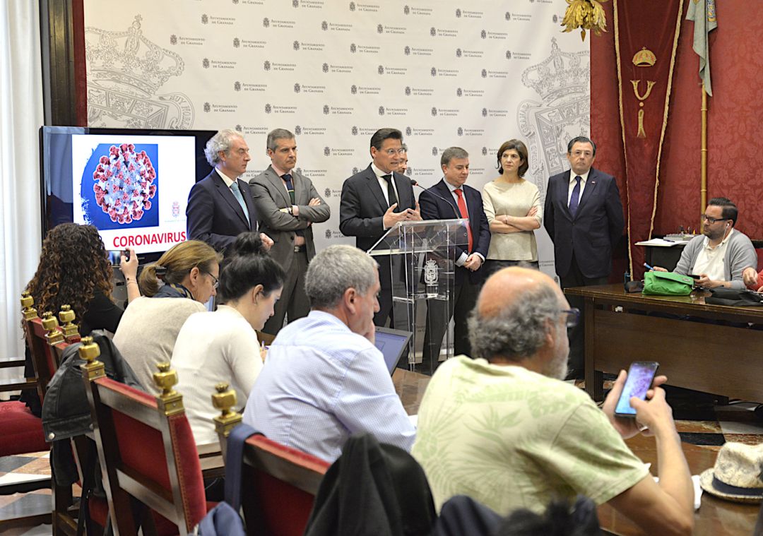 Rueda de prensa del alcalde de Granada, Luis Salvador, y parte de su gobierno para exponer las medidas acordadas ante la pandemia del coronavirus Rueda de prensa del alcalde de Granada, Luis Salvador, y parte de su gobierno para exponer las medidas acordadas ante la pandemia del coronavirus
