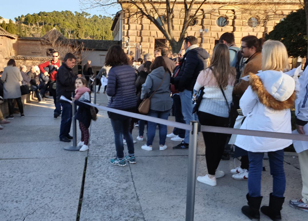 Turistas esperando para entrar en los palacios nazaríes de la Alhambra, de Granada Turistas esperando para entrar en los palacios nazaríes de la Alhambra, de Granada
