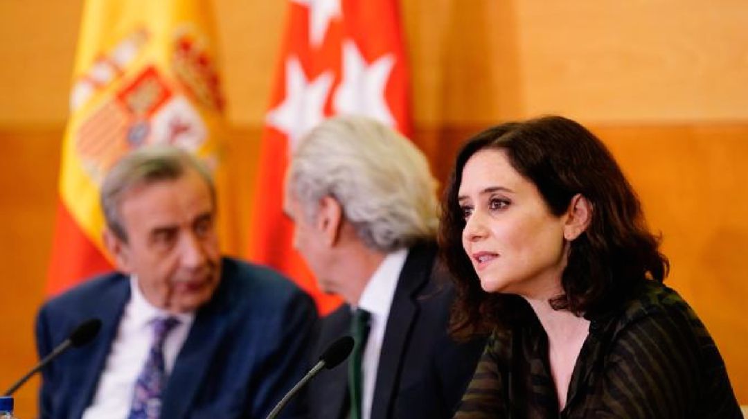 Al fondo, Antonio Burgueño, junto al consejero de Sanidad, Enrique Ruiz Escudero y la presidenta, Isabel Díaz Ayuso Al fondo, Antonio Burgueño, junto al consejero de Sanidad, Enrique Ruiz Escudero y la presidenta, Isabel Díaz Ayuso