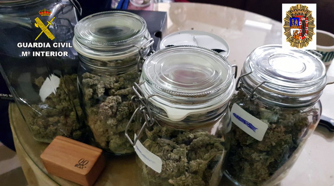 Parte de la droga incautada en la operación desarrollada por la Guardia Civil y la Policía Local de Jumilla Parte de la droga incautada en la operación desarrollada por la Guardia Civil y la Policía Local de Jumilla