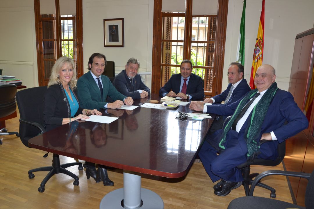 De izquierda a derecha, Macarena de Pablo-Romero Raynaud, José Luque Teruel, Gabriel Fernández Rey, el delegado del Gobierno de la Junta en Sevilla, Ricardo Sánchez, Fernando Fernández-Figueroa y Joaquín Herrera del Rey De izquierda a derecha, Macarena de Pablo-Romero Raynaud, José Luque Teruel, Gabriel Fernández Rey, el delegado del Gobierno de la Junta en Sevilla, Ricardo Sánchez, Fernando Fernández-Figueroa y Joaquín Herrera del Rey