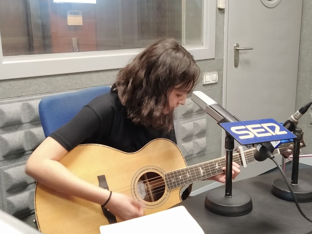 Aroa Ferreiro en los estudios de Radio Vigo Aroa Ferreiro en los estudios de Radio Vigo
