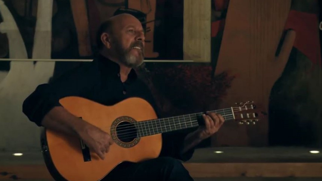 Javier Ruibal graba una nueva canción en las pinturas murales de Alarcón