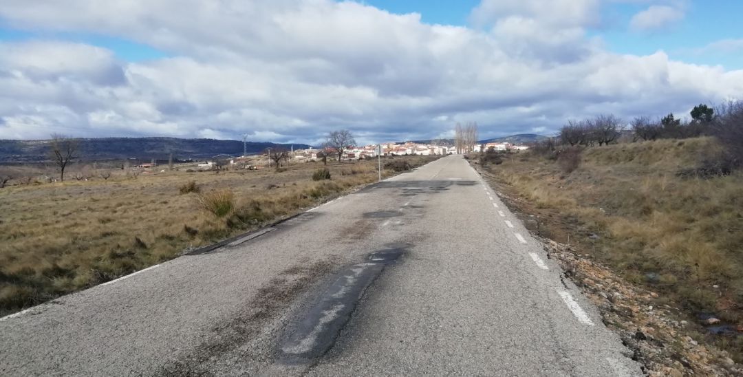Carretera CU-V-5003 con la localidad de El Cubillo (Cuenca) al fondo. Carretera CU-V-5003 con la localidad de El Cubillo (Cuenca) al fondo.