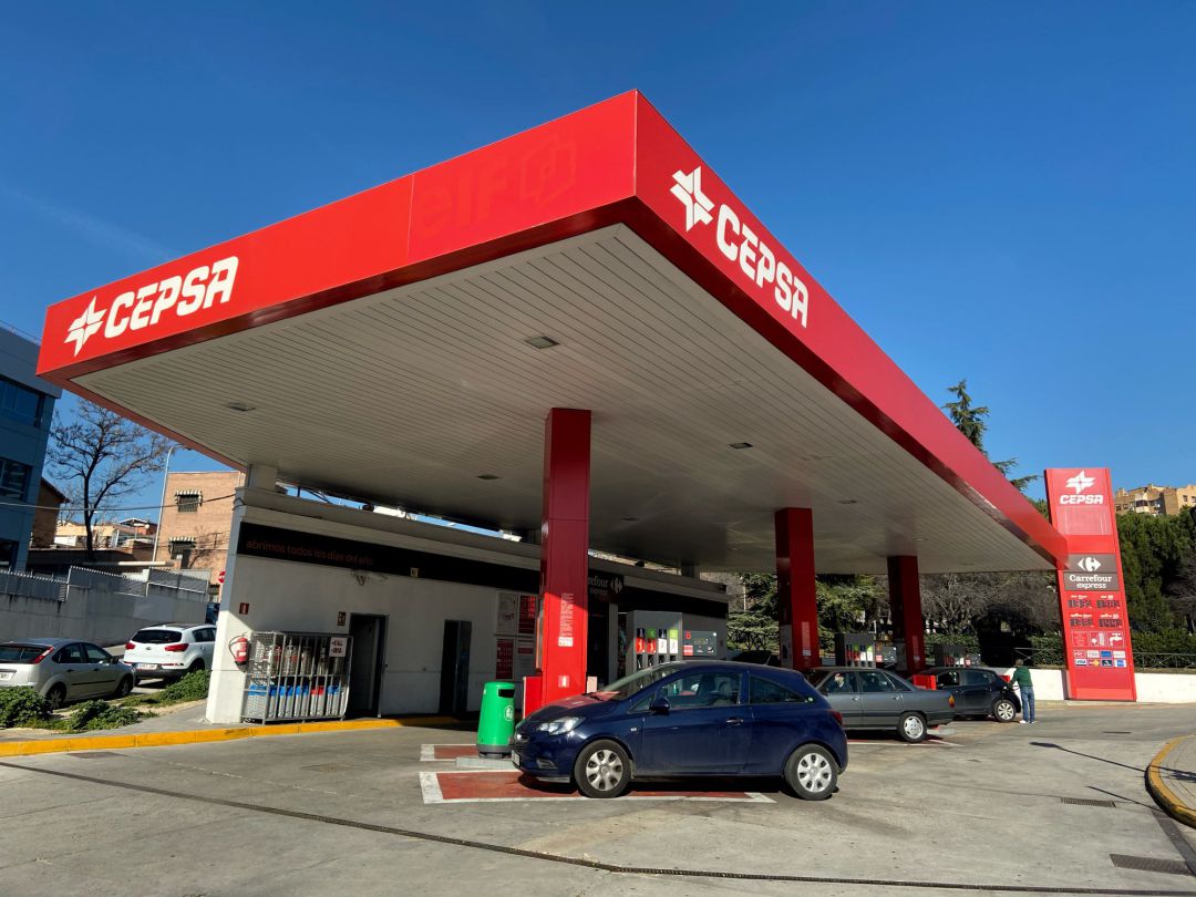 Gasolinera Cepsa desde el exterior Gasolinera Cepsa desde el exterior