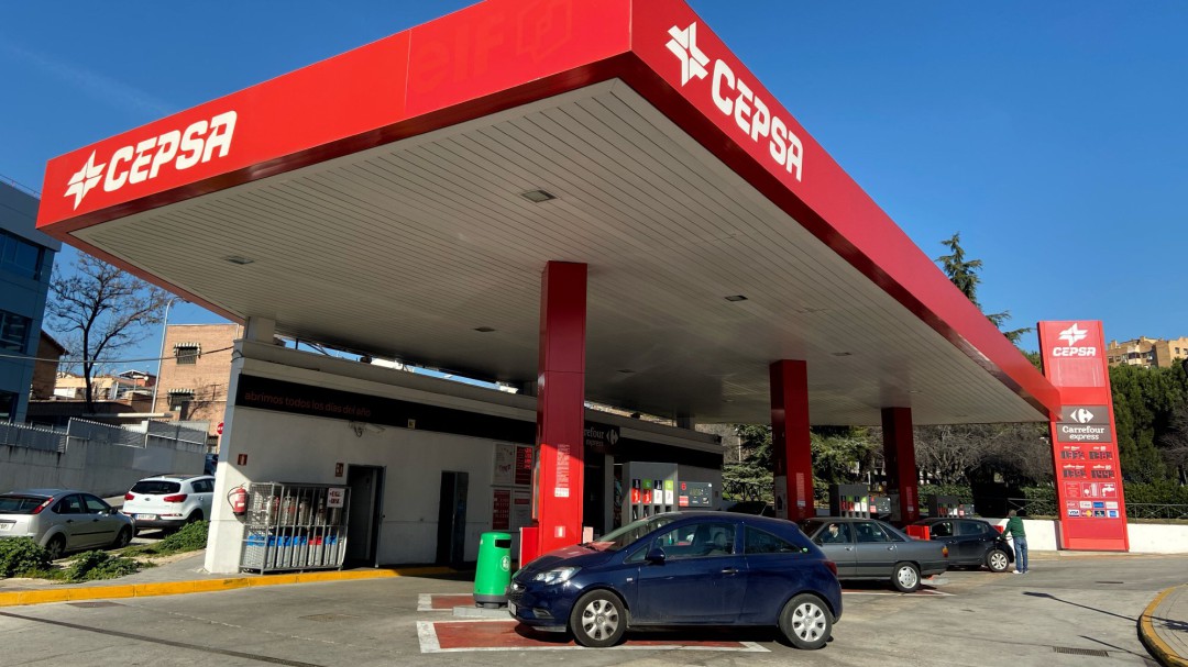 El petróleo ha bajado el doble que los carburantes desde enero