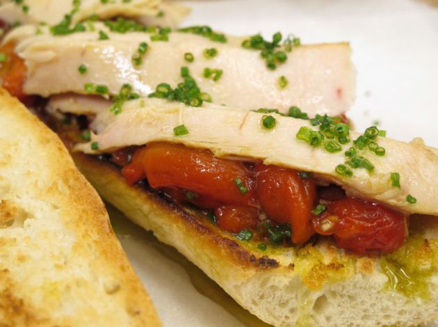 Bocata de pollo y pimientos. Bocata de pollo y pimientos.