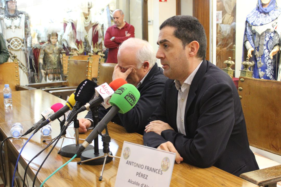 Antonio Francés, alcalde de Alcoy, y Juan José Olcina, presidente de la Asociación de San Jorge Antonio Francés, alcalde de Alcoy, y Juan José Olcina, presidente de la Asociación de San Jorge