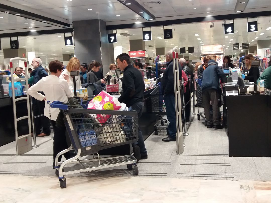 Colas de clientes en la línea de cajas de un céntrico hipermercado ovetense Colas de clientes en la línea de cajas de un céntrico hipermercado ovetense