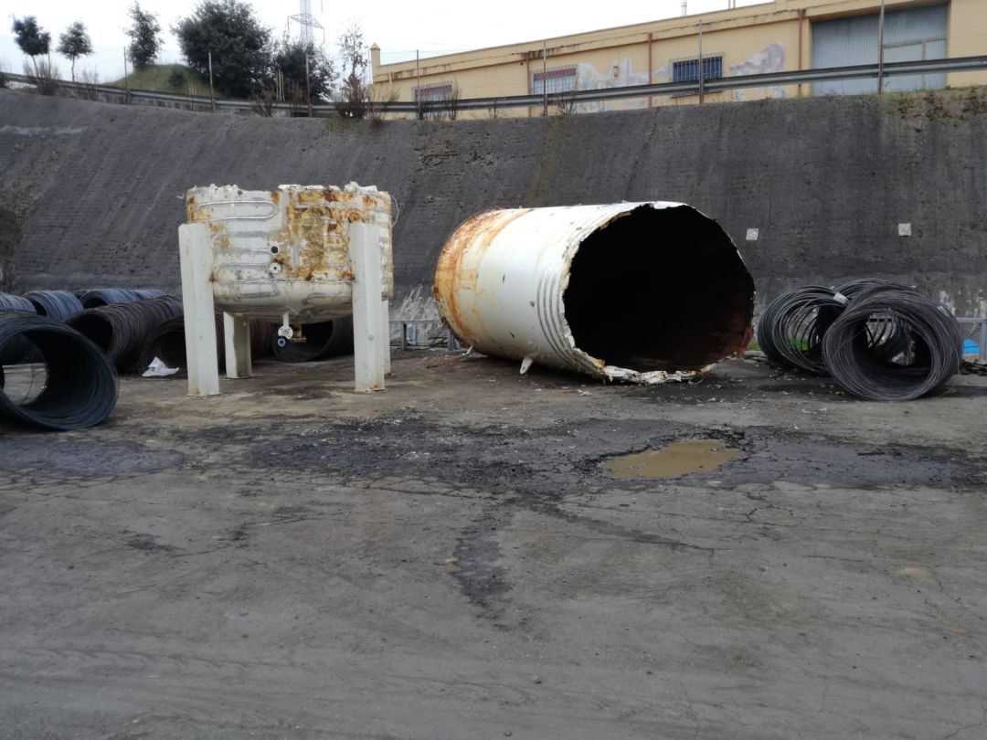El tanque tras el accidente en el que se mezclaron los gases sulfúrico y nítrico El tanque tras el accidente en el que se mezclaron los gases sulfúrico y nítrico