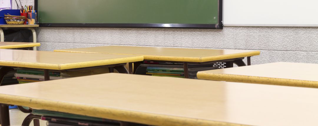 Clase vacia en un colegio Clase vacia en un colegio