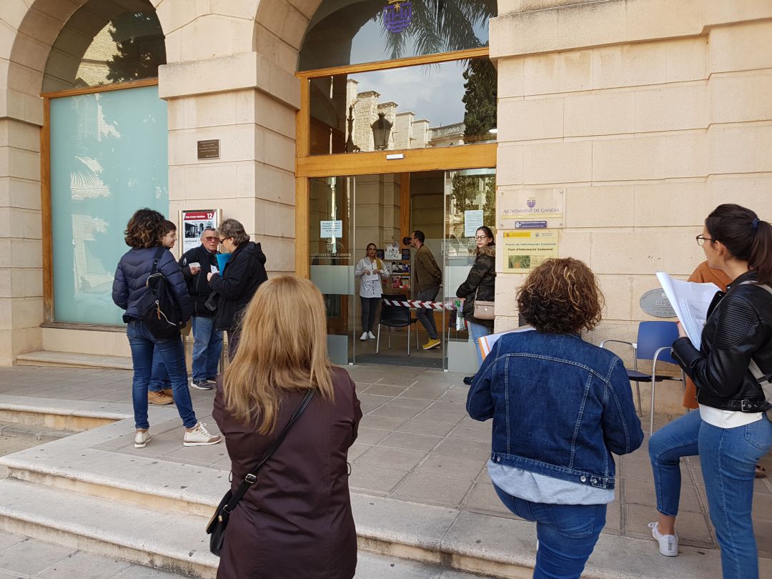 Colas de espera en la calle para la atención al público del Ayuntamiento de Gandia Colas de espera en la calle para la atención al público del Ayuntamiento de Gandia