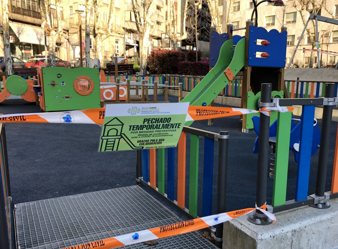 El parque de la Alameda do Cruceiro presentaba sus juegos precintados El parque de la Alameda do Cruceiro presentaba sus juegos precintados