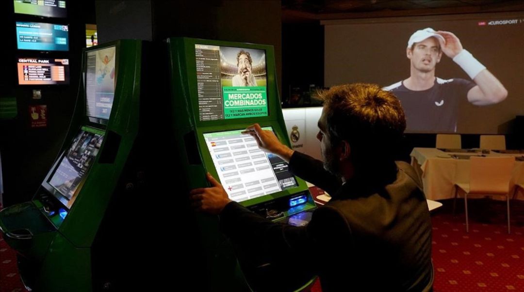 Un joven en una casa de apuestas. Un joven en una casa de apuestas.