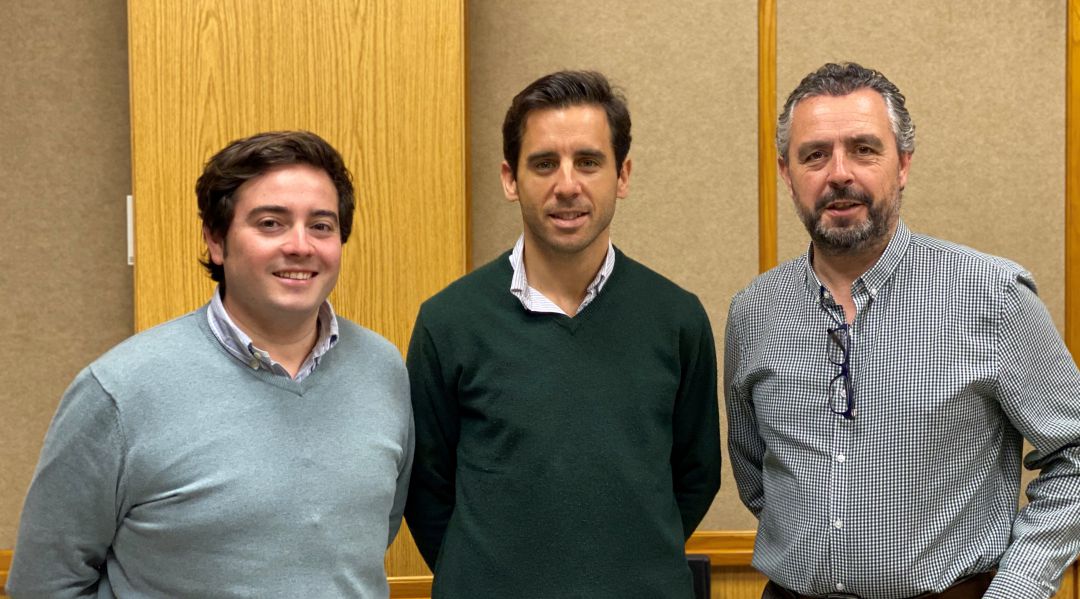 El diestro Juan Ortega, en el centro de la imagen entre José Manuel Peña -a la izquierda de la imagen- y Paco García El diestro Juan Ortega, en el centro de la imagen entre José Manuel Peña -a la izquierda de la imagen- y Paco García
